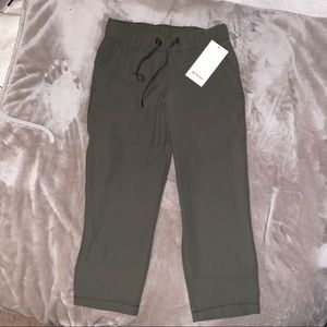 Lululemon On The Fly Crop *Woven - army green